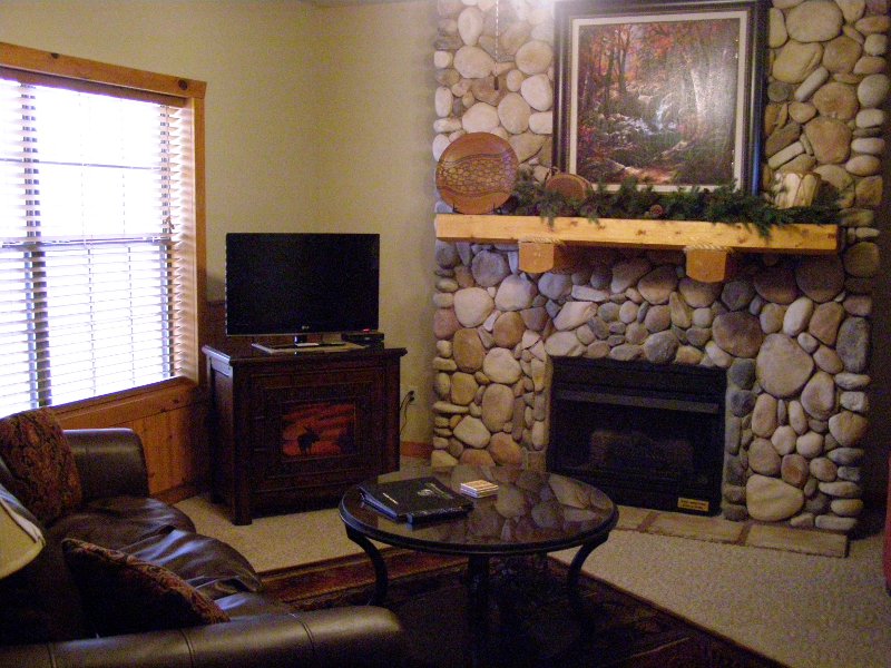 2-bedroom-branson-cabins-bed