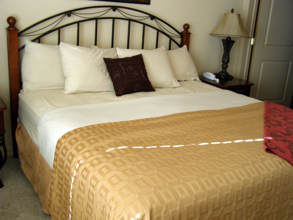 3-bedroom-branson-condominiums-bed