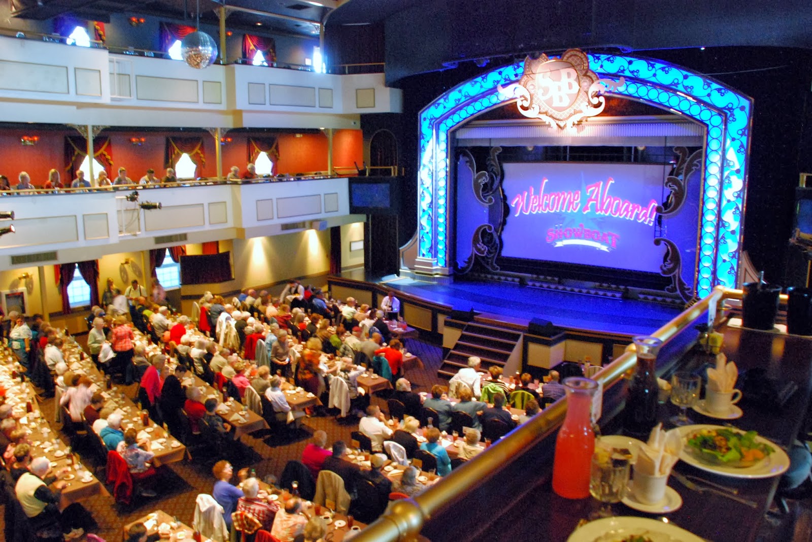 Cruise-Dine-Watch-a-the-Showboat