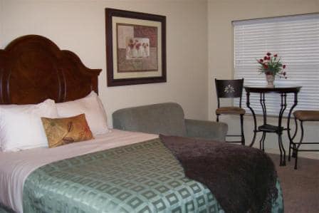 queen-branson-suites-bed