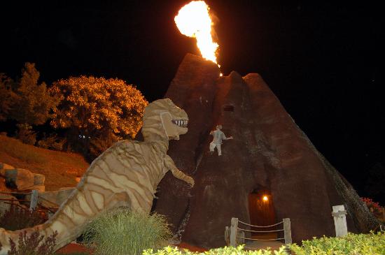 dinosaur-canyon-minigolf