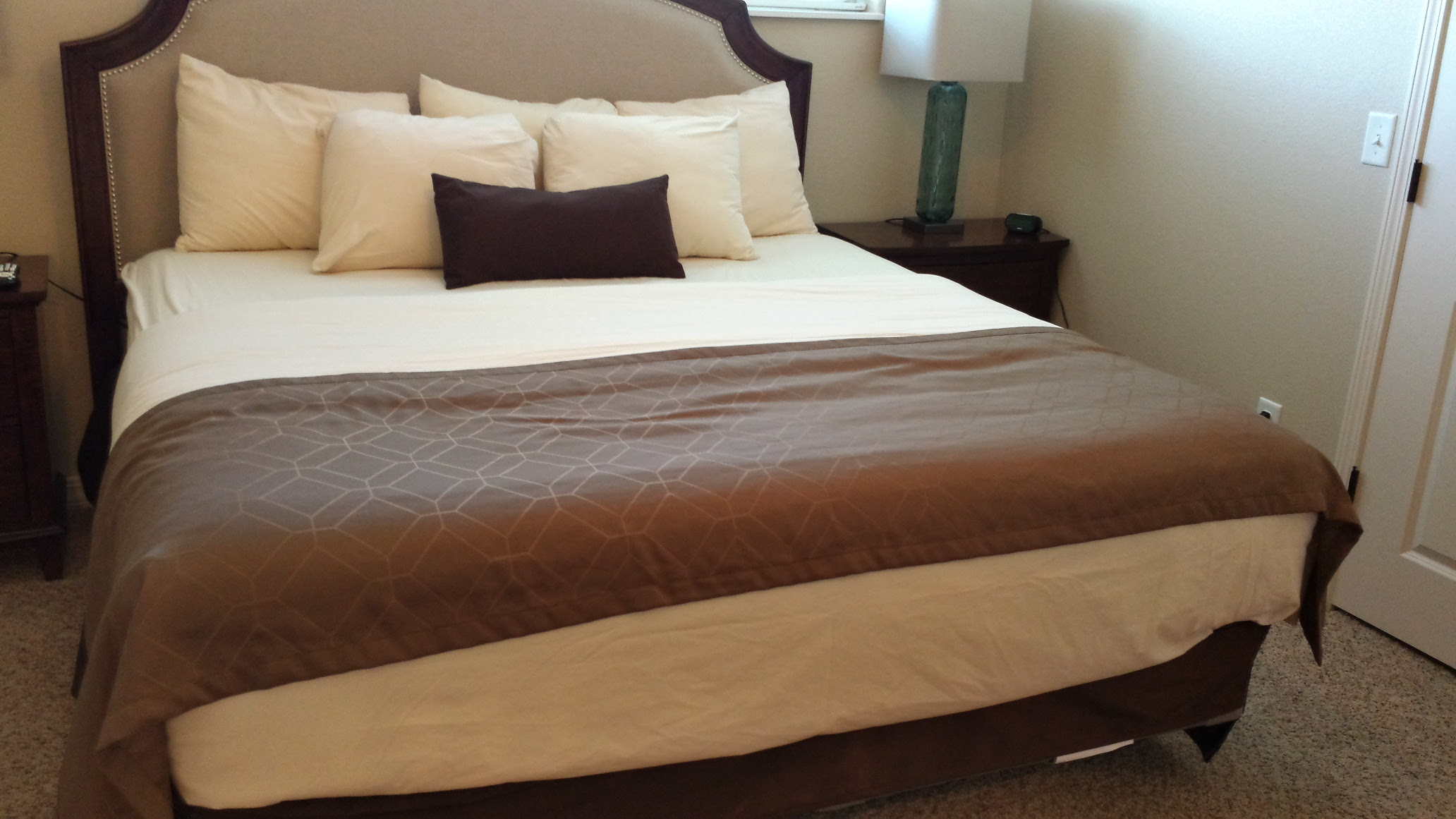 2-bedroom-lakeview-bedroom